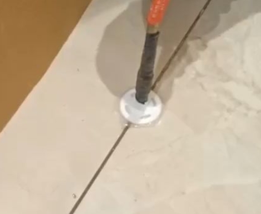 月湖瓷砖空鼓维修公司专业解答瓷砖在铺贴过程中，如果没有涂抹均匀到位的粘结材料（如水泥砂浆或瓷砖胶），可能会导致以下问题