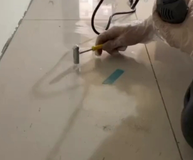 月湖瓷砖开裂维修公司专业分享瓷砖在铺贴前如果没有沥干水分，将会导致以下问题